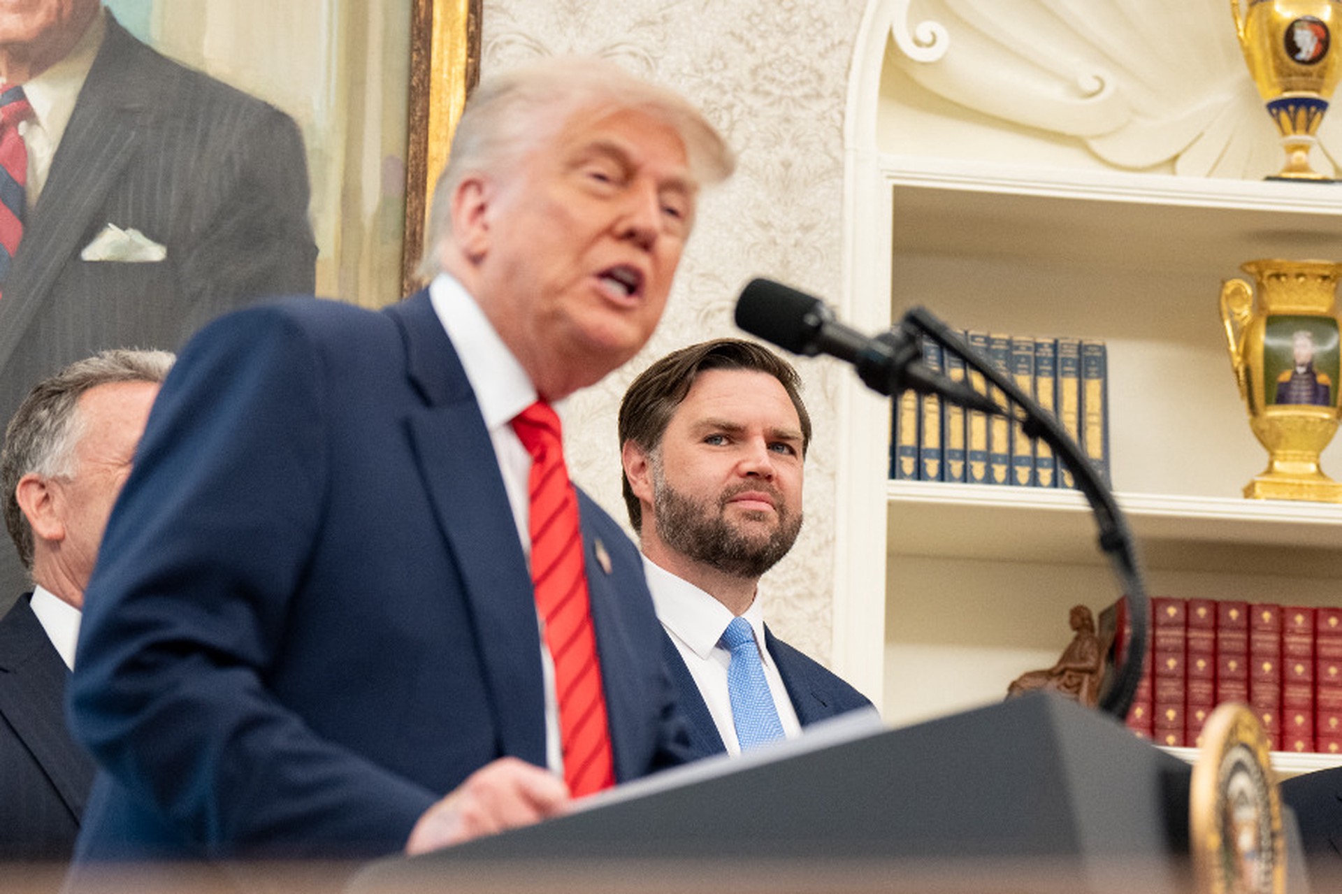 Politico: Популярность США падает после возвращения Трампа в Белый дом