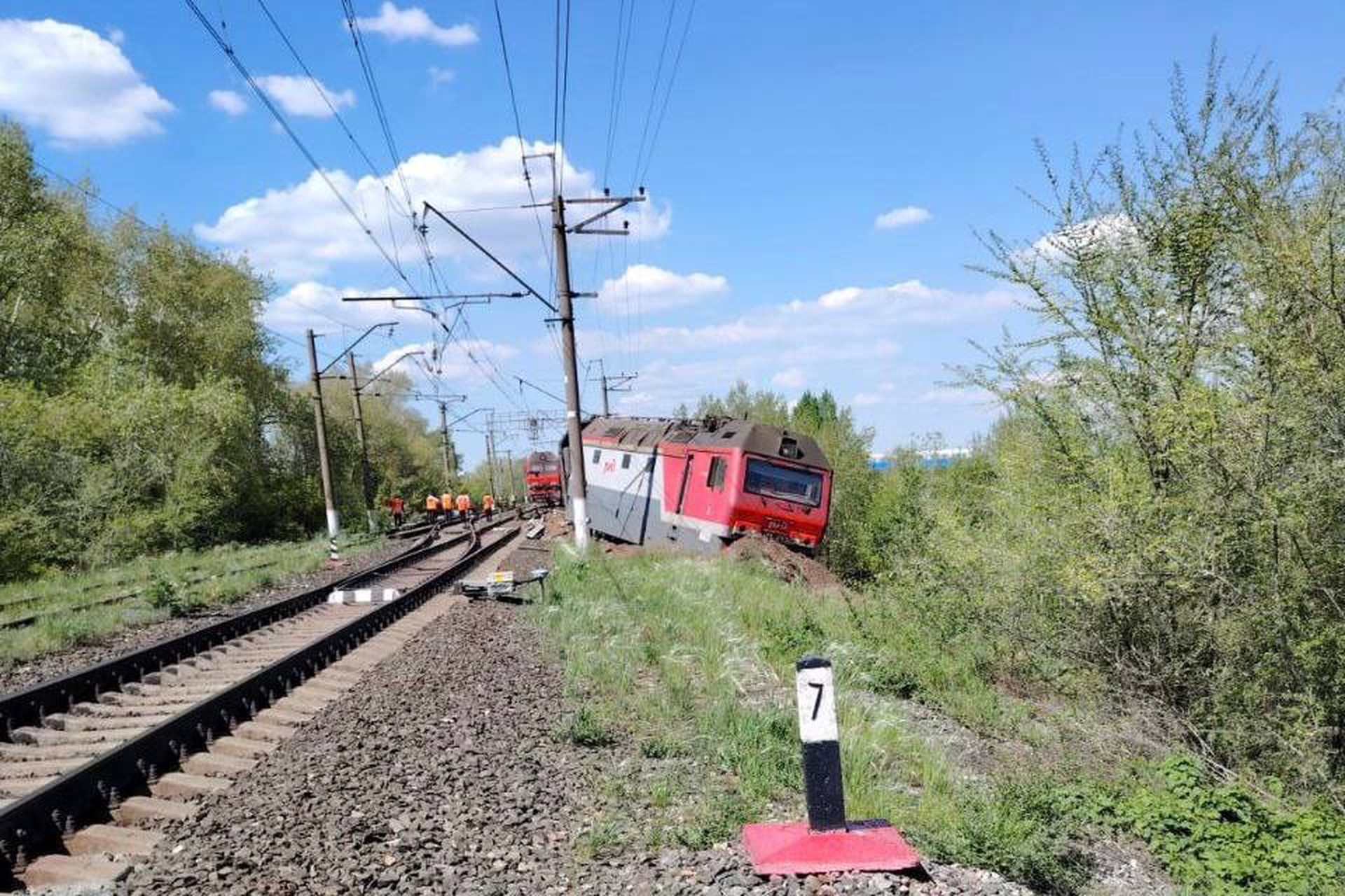 Локомотив грузового поезда сошел с рельсов в Тольятти