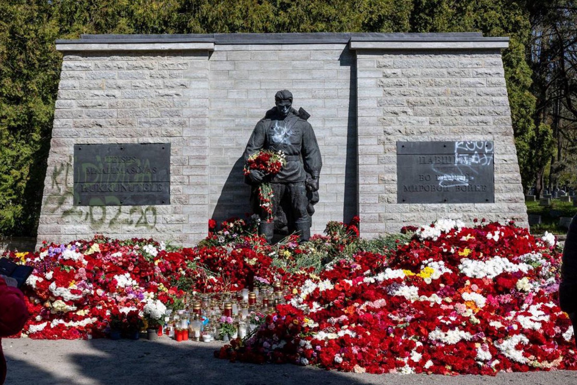 В Эстонии задержали заливших краской «Бронзового солдата»