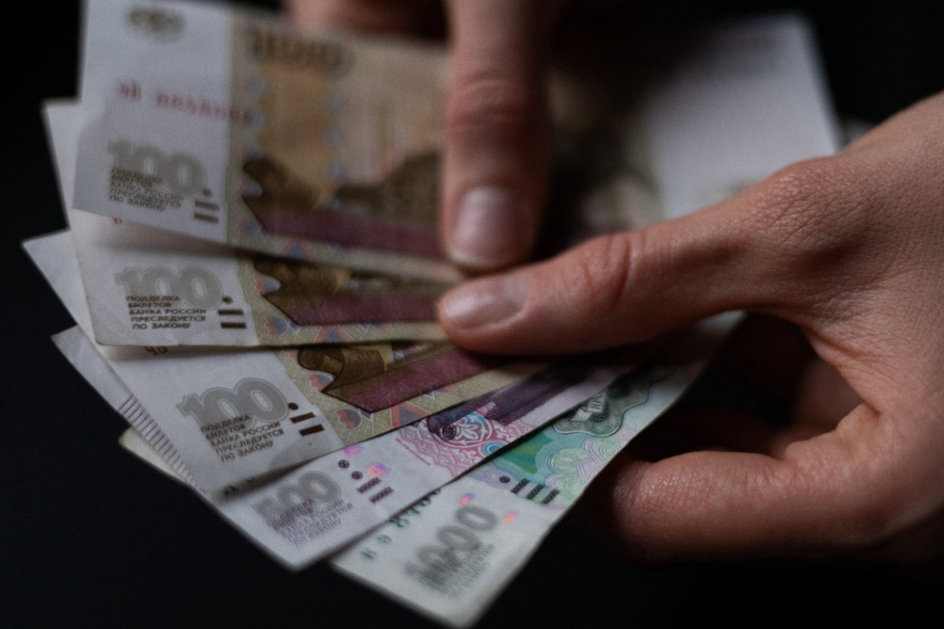 Затраты на замену 100-рублевой купюры с учетом новых регионов России оценил экономист