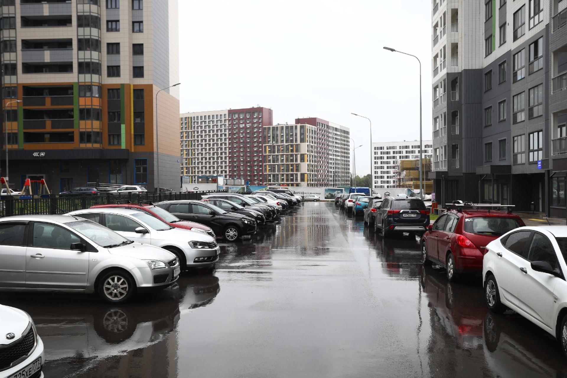Любителям занимать одной машиной два парковочных места может прилететь штраф