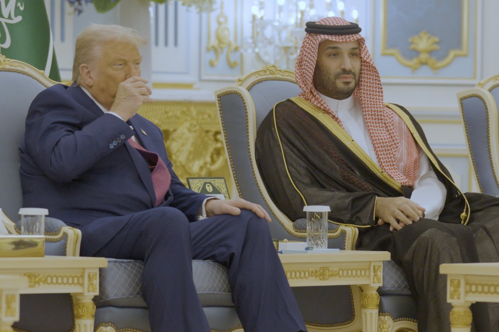 Al Arabiya использовала ИИ, чтобы заставить Трампа пить кофе