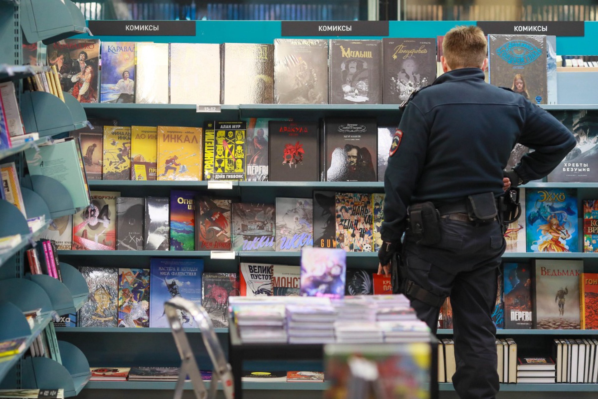 Известную сеть книжных магазинов обвиняют в пропаганде ЛГБТ* 