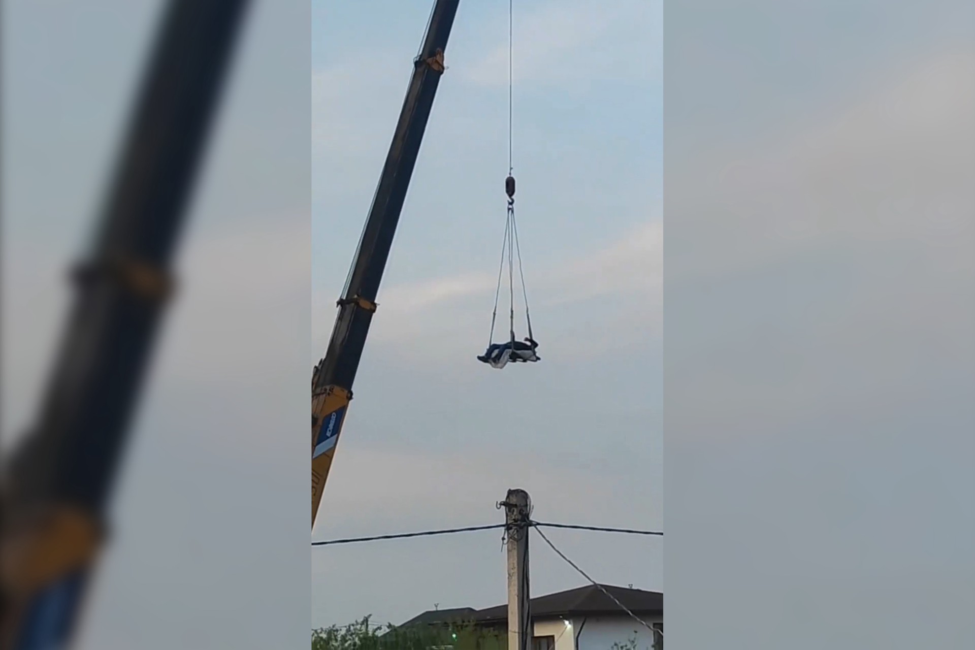 В Приморье крановщик покатал коллегу на стреле крана