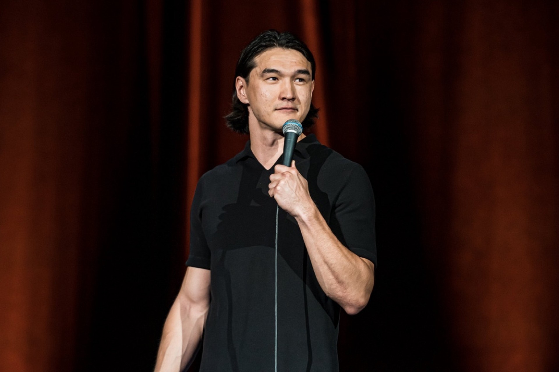 Многомиллионное имущество скандального комика Нурлана Сабурова осталось в России