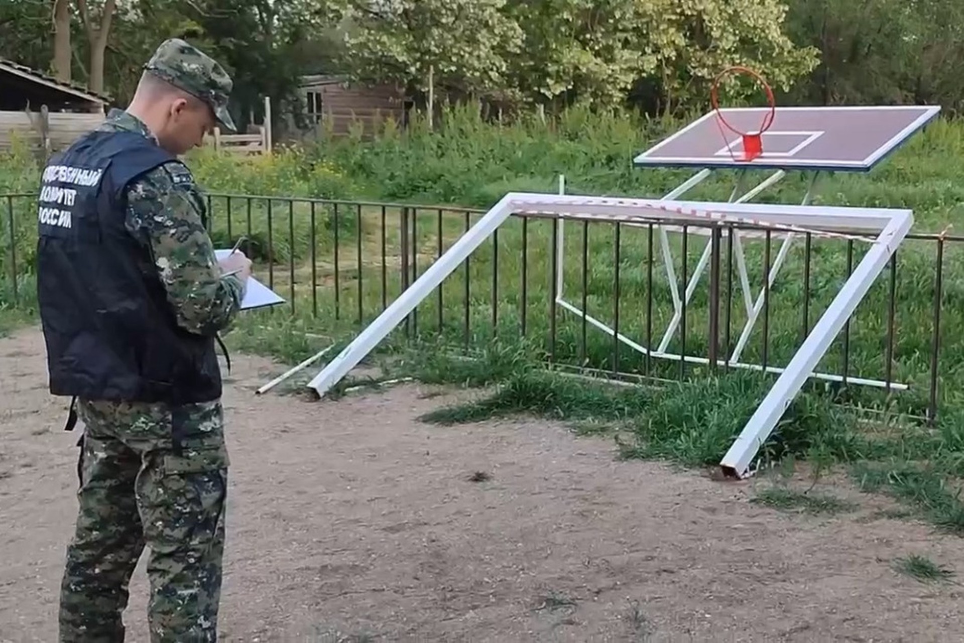 На Ставрополье ребенок погиб на детской площадке из-за падения футбольных ворот