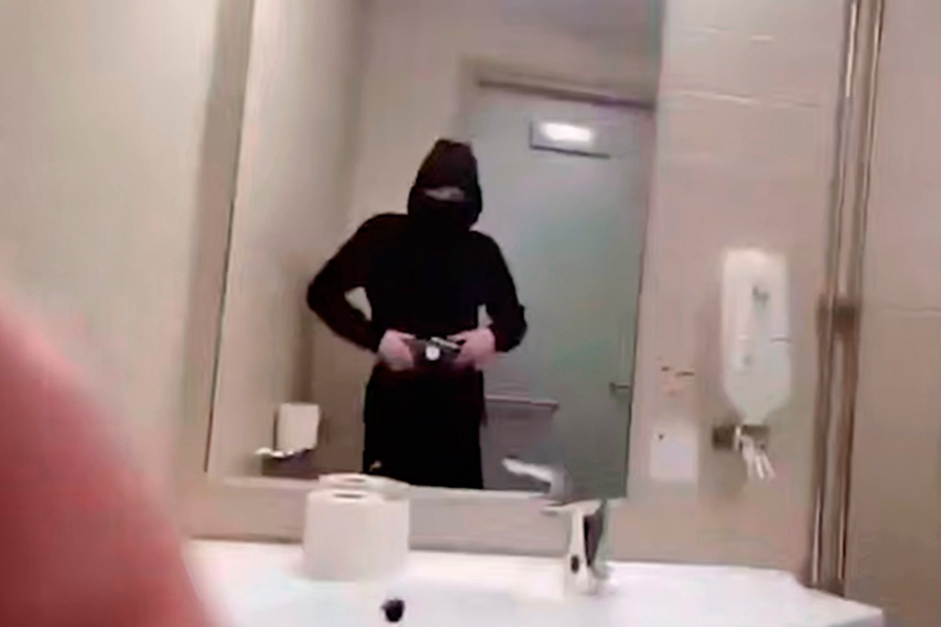 Школьник в Финляндии напал с ножом на учеников, снимая все на видео