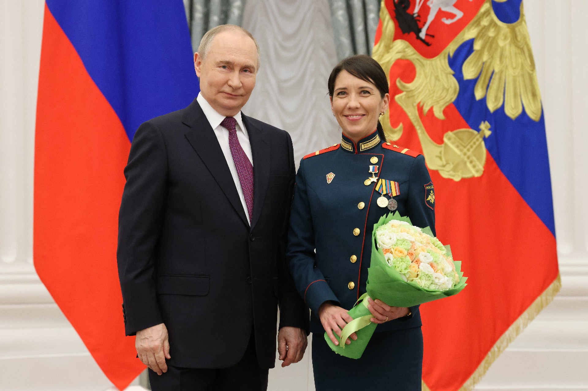 Путин впервые наградил женщину звездой Героя России
