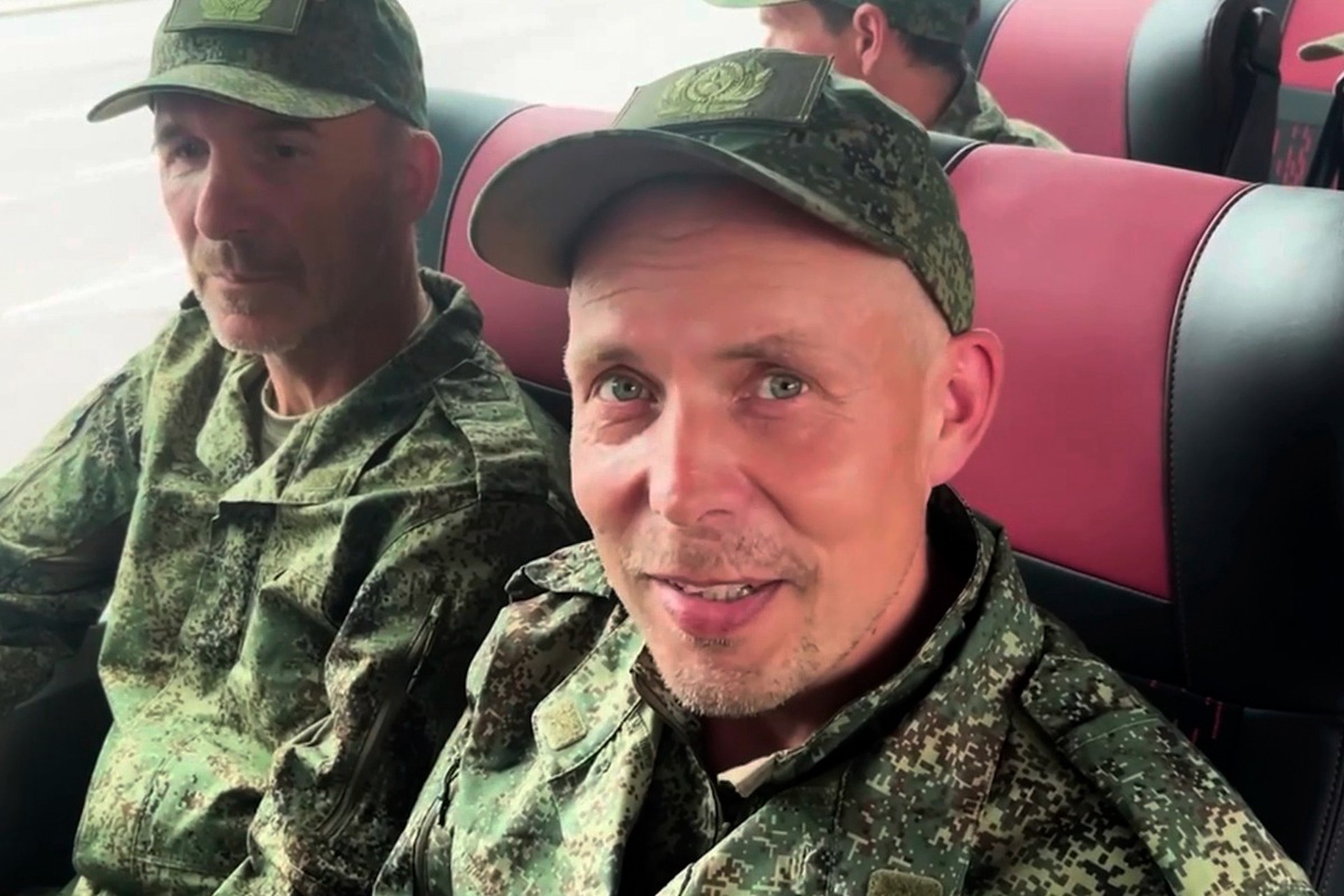 Самолет с возвращенными из плена российскими бойцами приземлился в Подмосковье