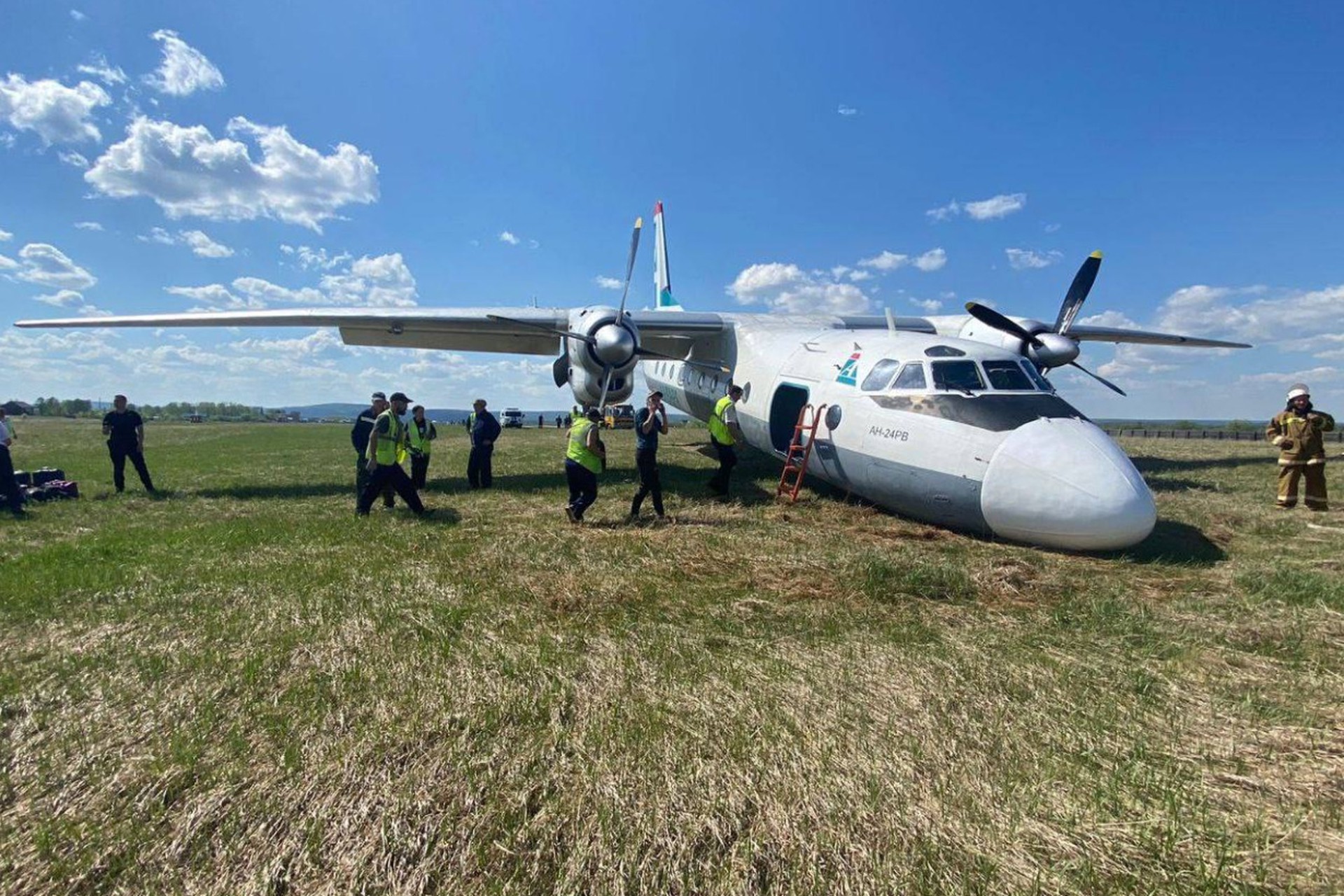 Ан-24 выкатился за пределы ВПП под Иркутском из-за неисправности шасси