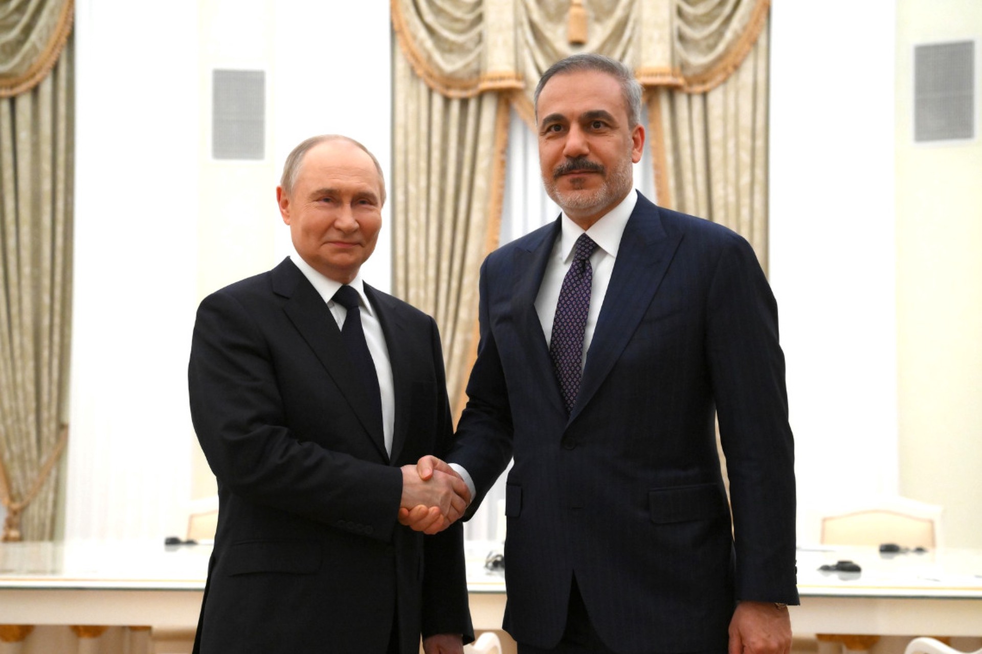 Путин встретился с главой МИД Турции Фиданом в Кремле