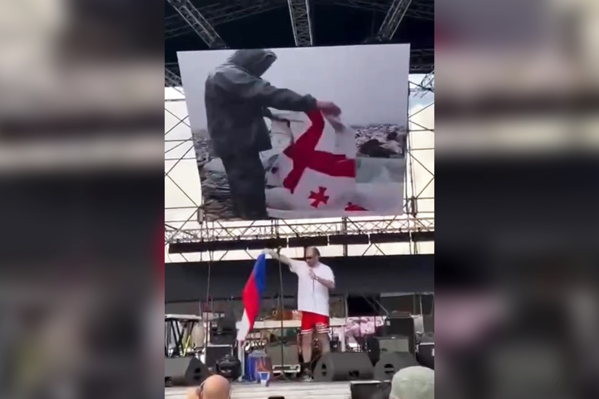 Власти Грузии осудили певца Эрекле Гецадзе за осквернение российского триколора