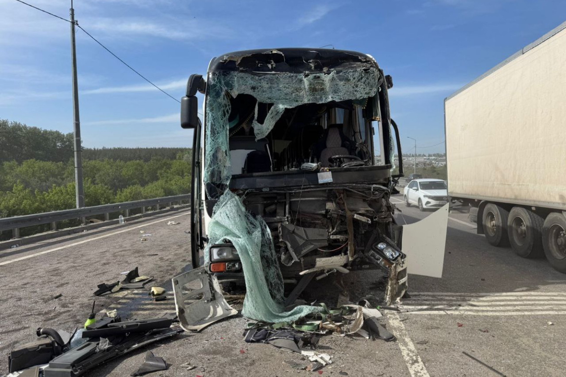 14 человек пострадали в ДТП с участием автобуса и двух грузовиков