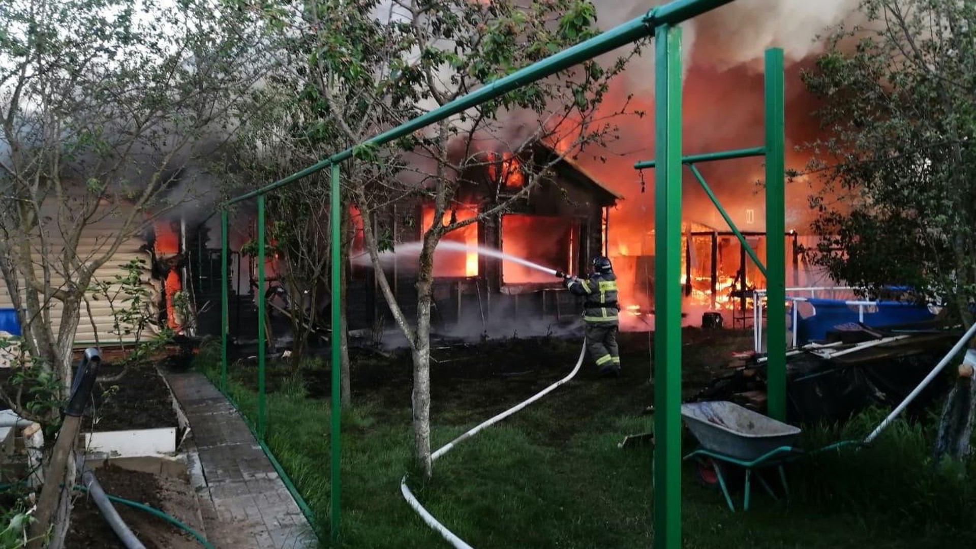 Три жилых дома повреждено в Подмосковье в результате атаки БПЛА