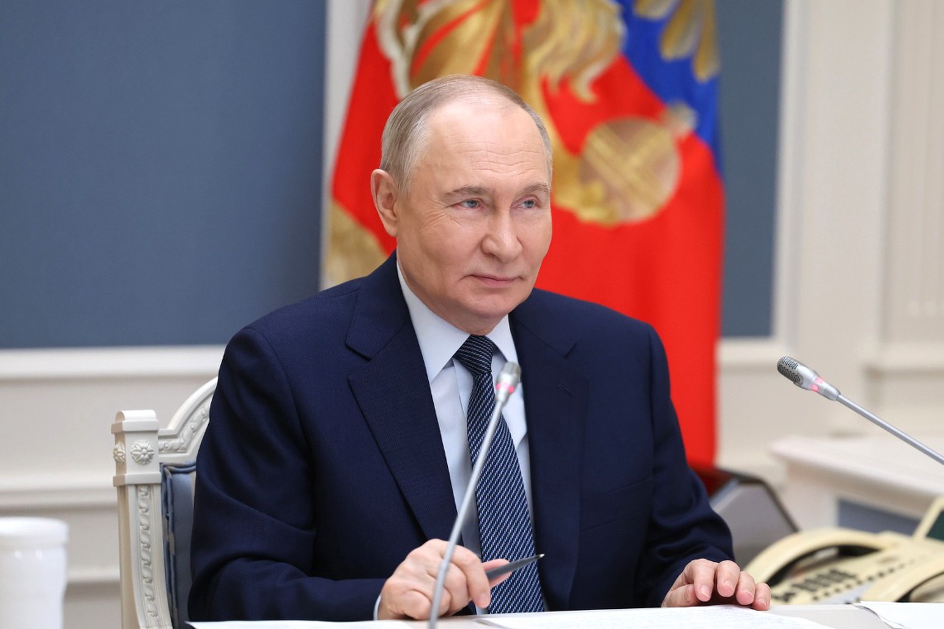 Путин не стал прерываться на звонок во время общения с многодетными семьями