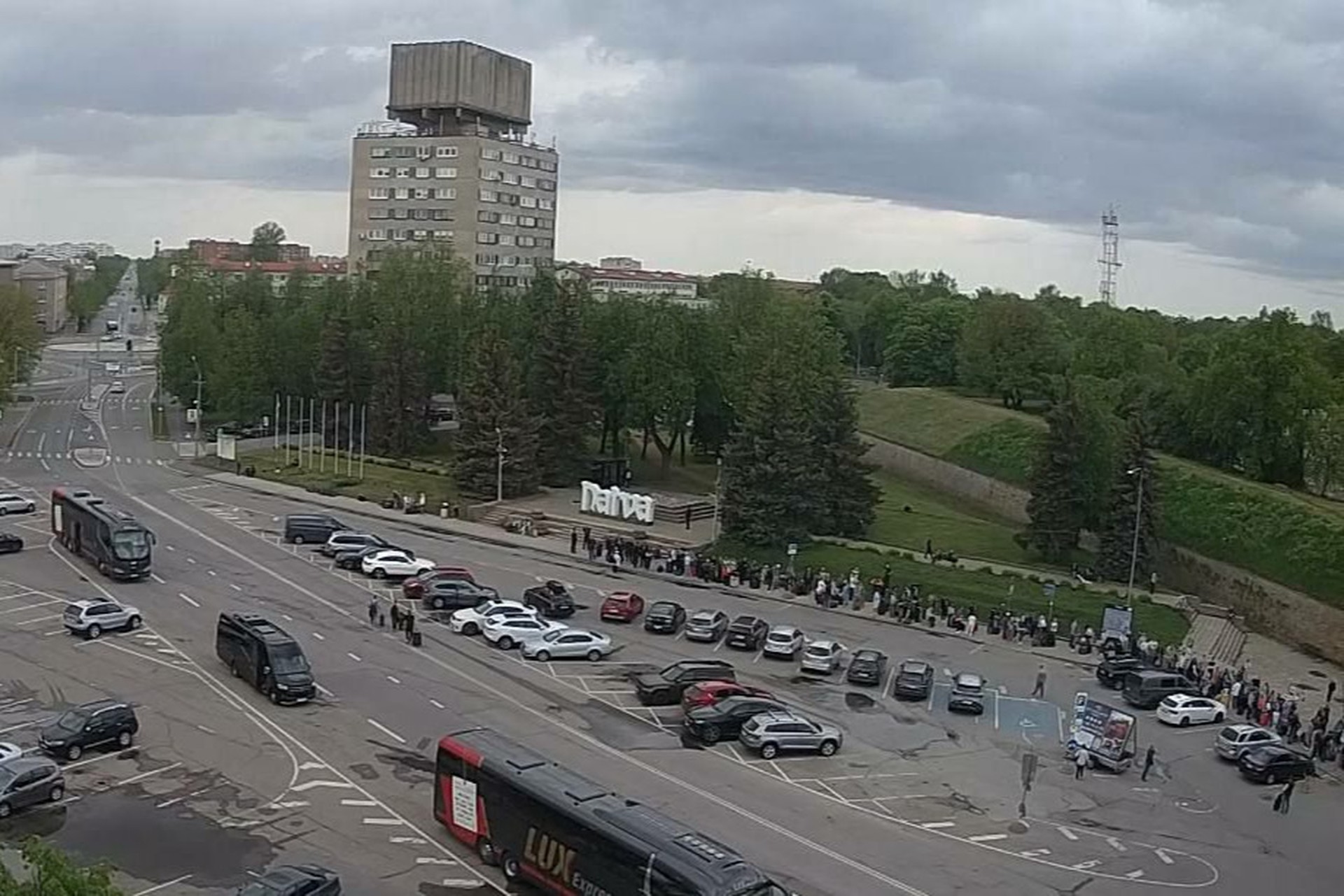 Эстонцы выстроились в огромную очередь на границе с РФ ради шопинга