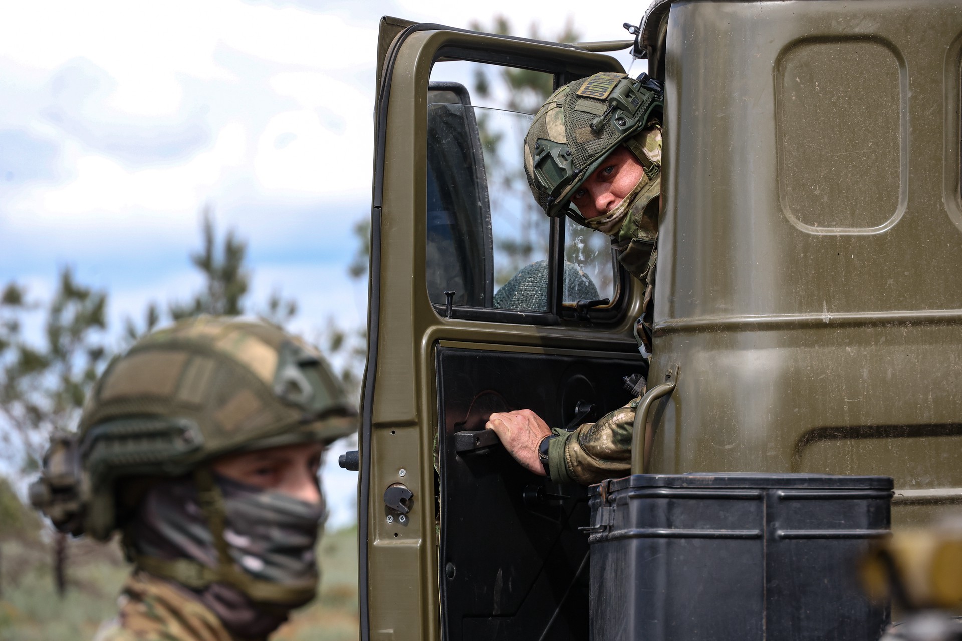 Российские военные прячут танки под землю прямо под носом у ВСУ
