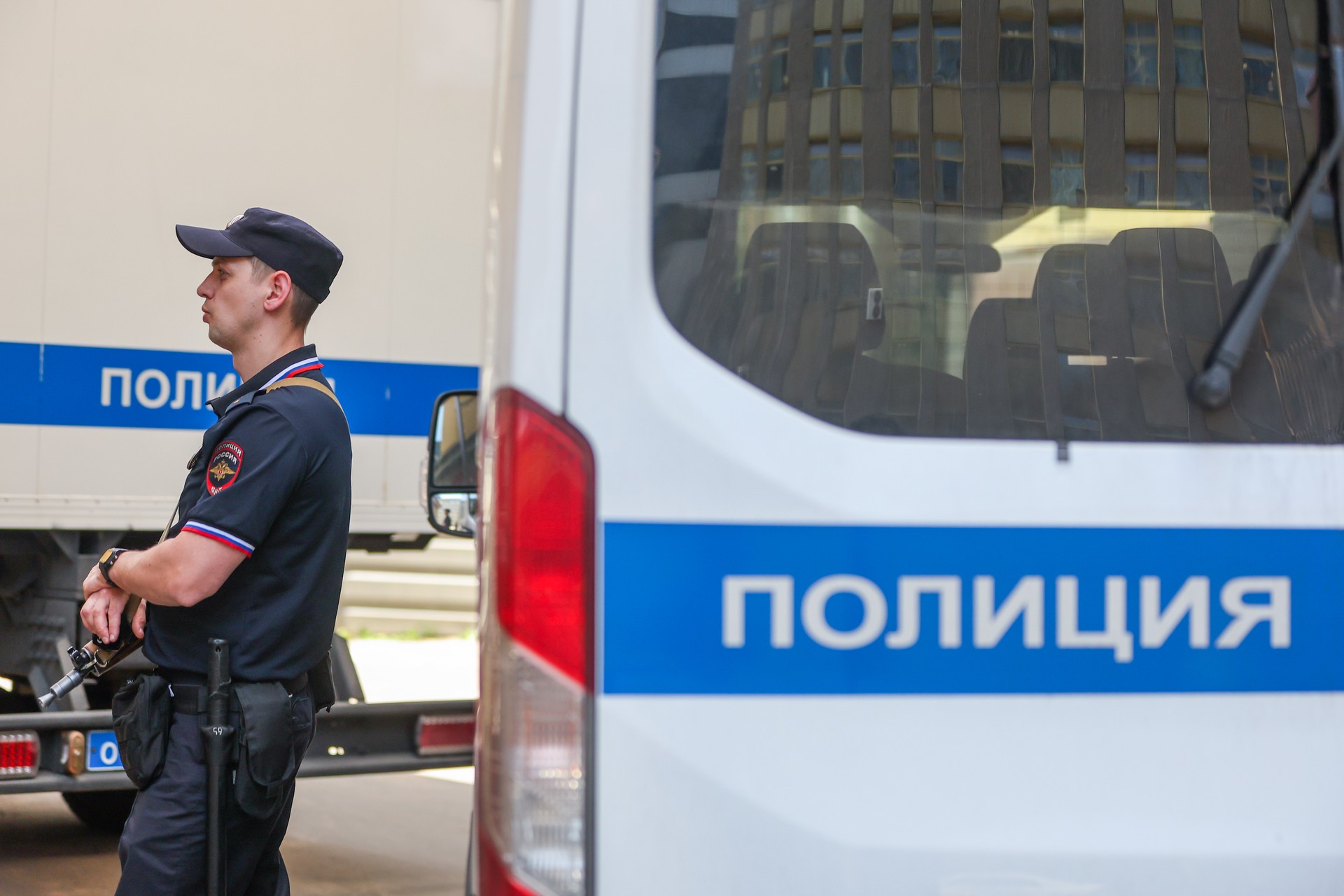 Новорожденную девочку с ушибами головы нашли в пакете на улице в Ленобласти
