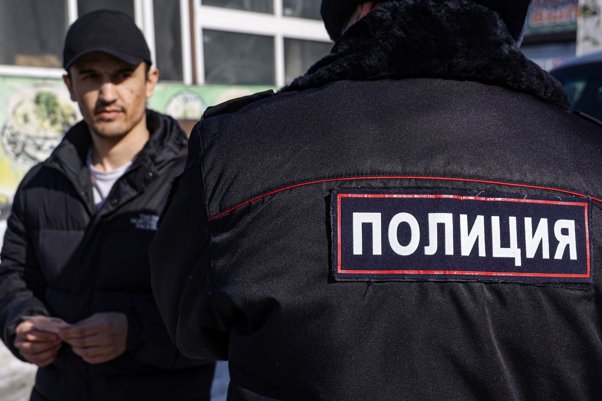 Почти 30 мигрантов отправятся на родину после рейдов в Петербурге