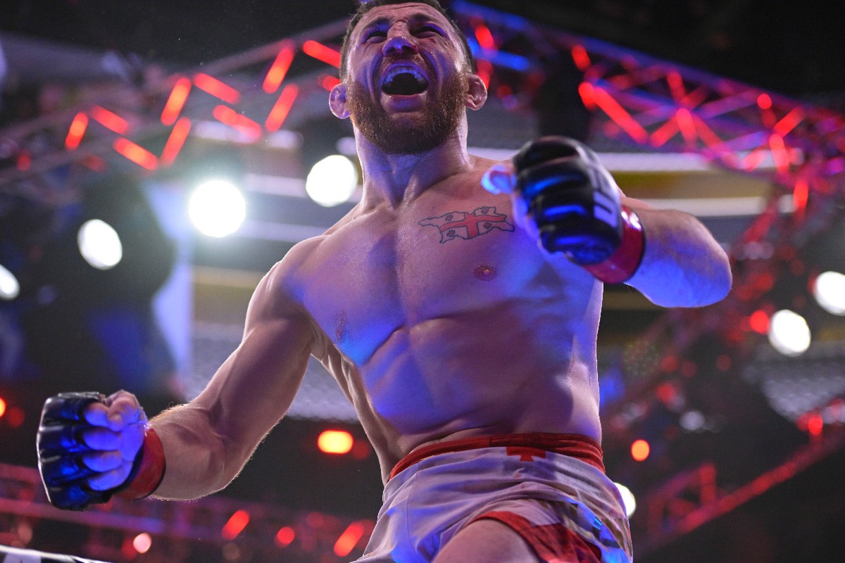 Двалишвили «задушил» О’Мэлли и сохранил титул чемпиона UFC в легчайшем весе