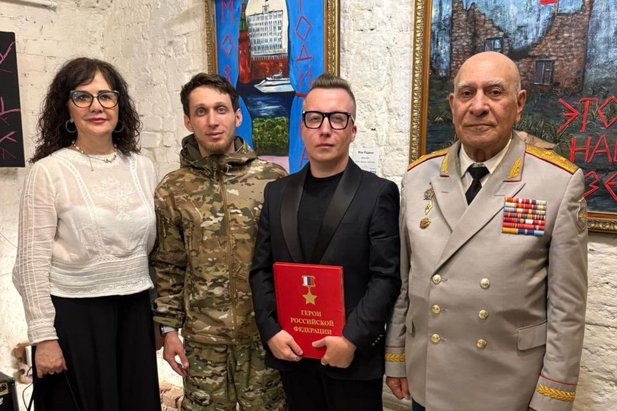 В Москве открылась благотворительная выставка «СВОя рубаха»