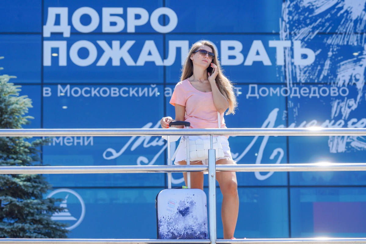 Московские аэропорты возобновили работу спустя час простоя