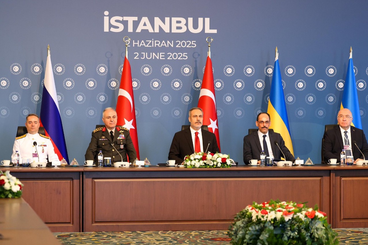 Нейробабушки, Лабубу и инопланетяне: чем россиянам запомнился 2025 год