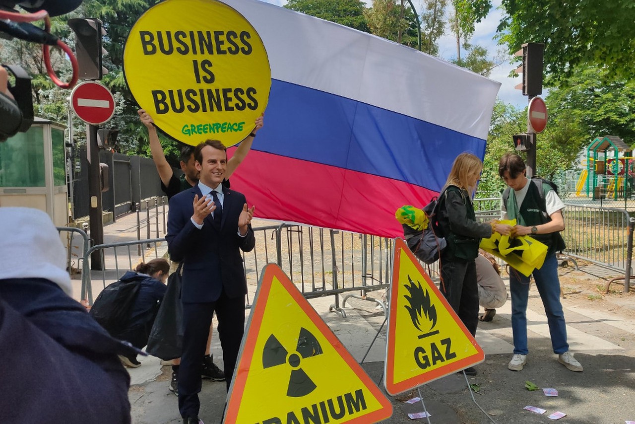Почему экоактивисты украли статую Эммануэля Макрона