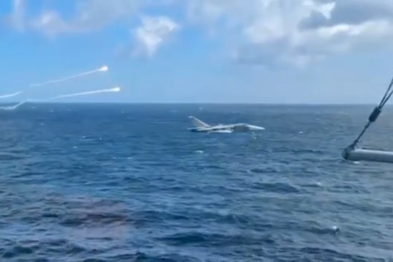 Российский Су-24 пролетел на сверхмалой вблизи корабля ВМС США в Балтийском море