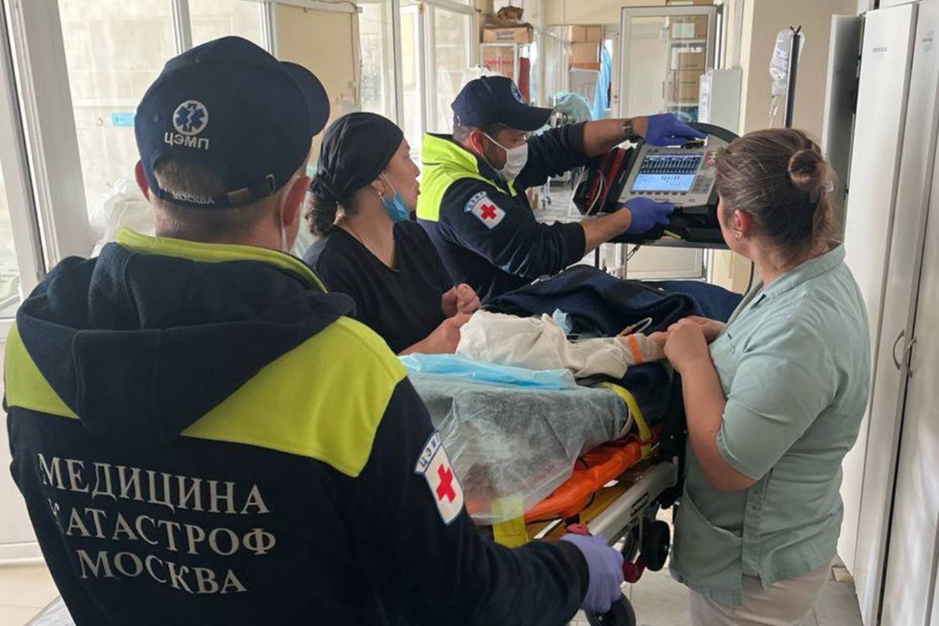Пострадавшего при падении моста на поезд младенца вертолетом доставят в Москву