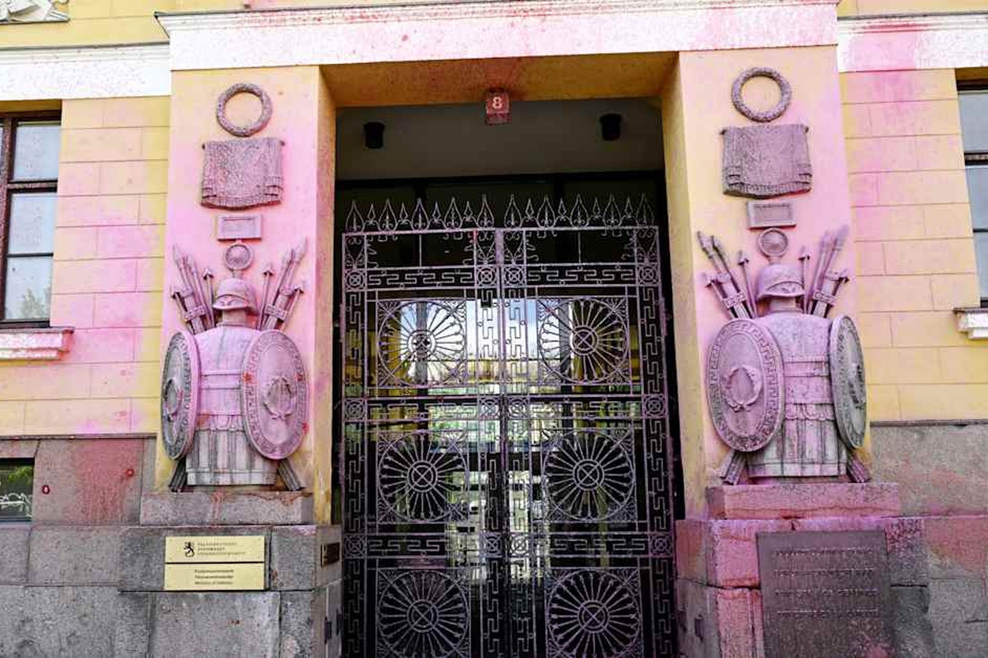 В Финляндии здание Минобороны облили краской