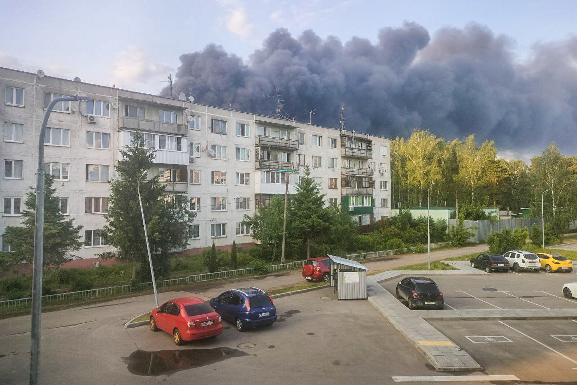 Склад с легковоспламеняющейся жидкостью и газом горит в Подмосковье