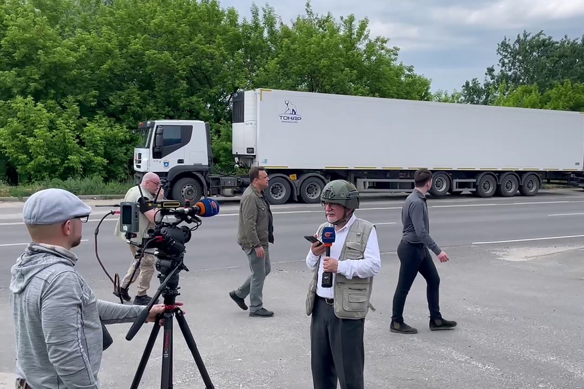Рефрижераторы с замороженными телами военных ВСУ открыли для иностранной прессы