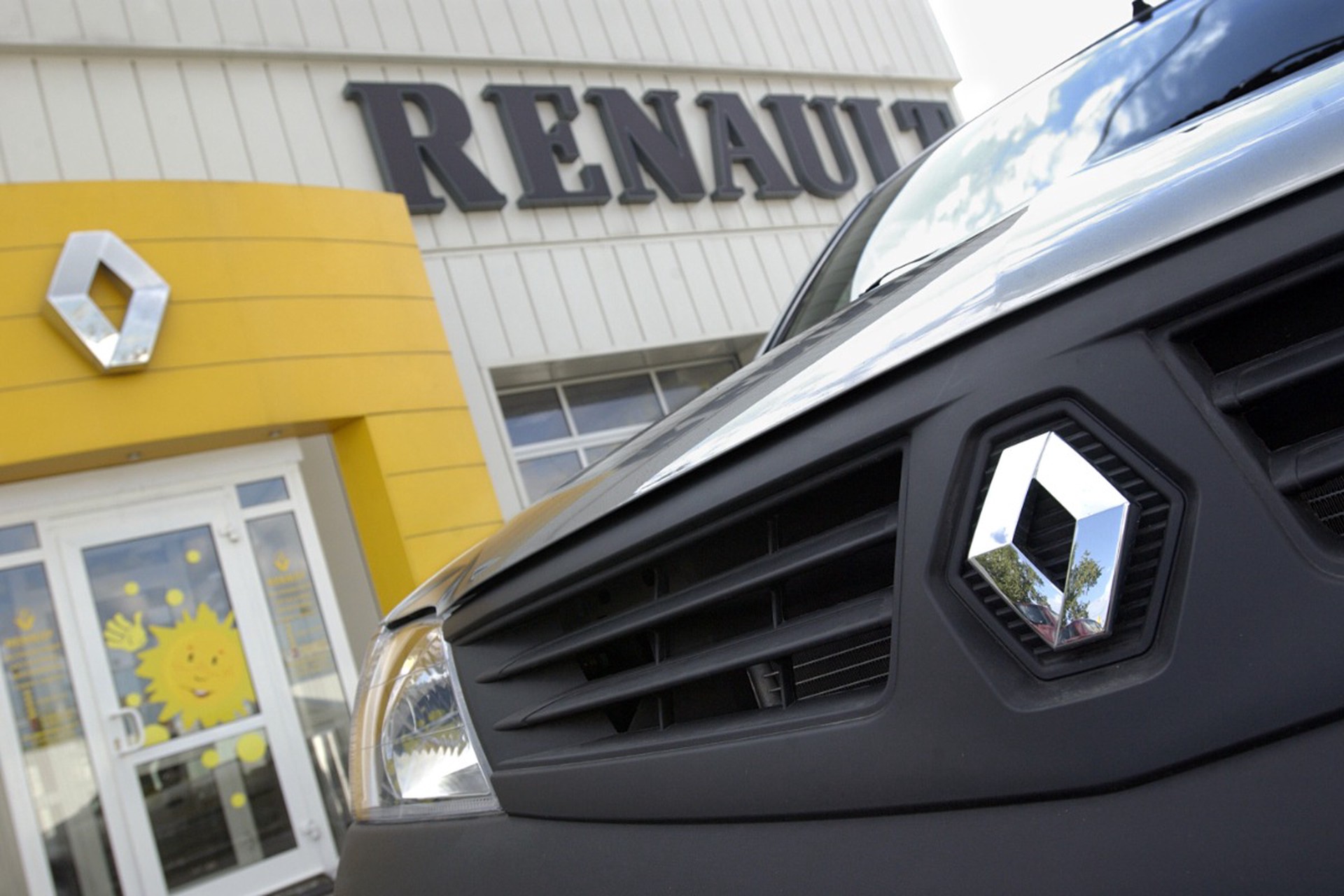 Юрист назвал последствия для владельцев Renault в случае признания логотипа концерна фашистской символикой