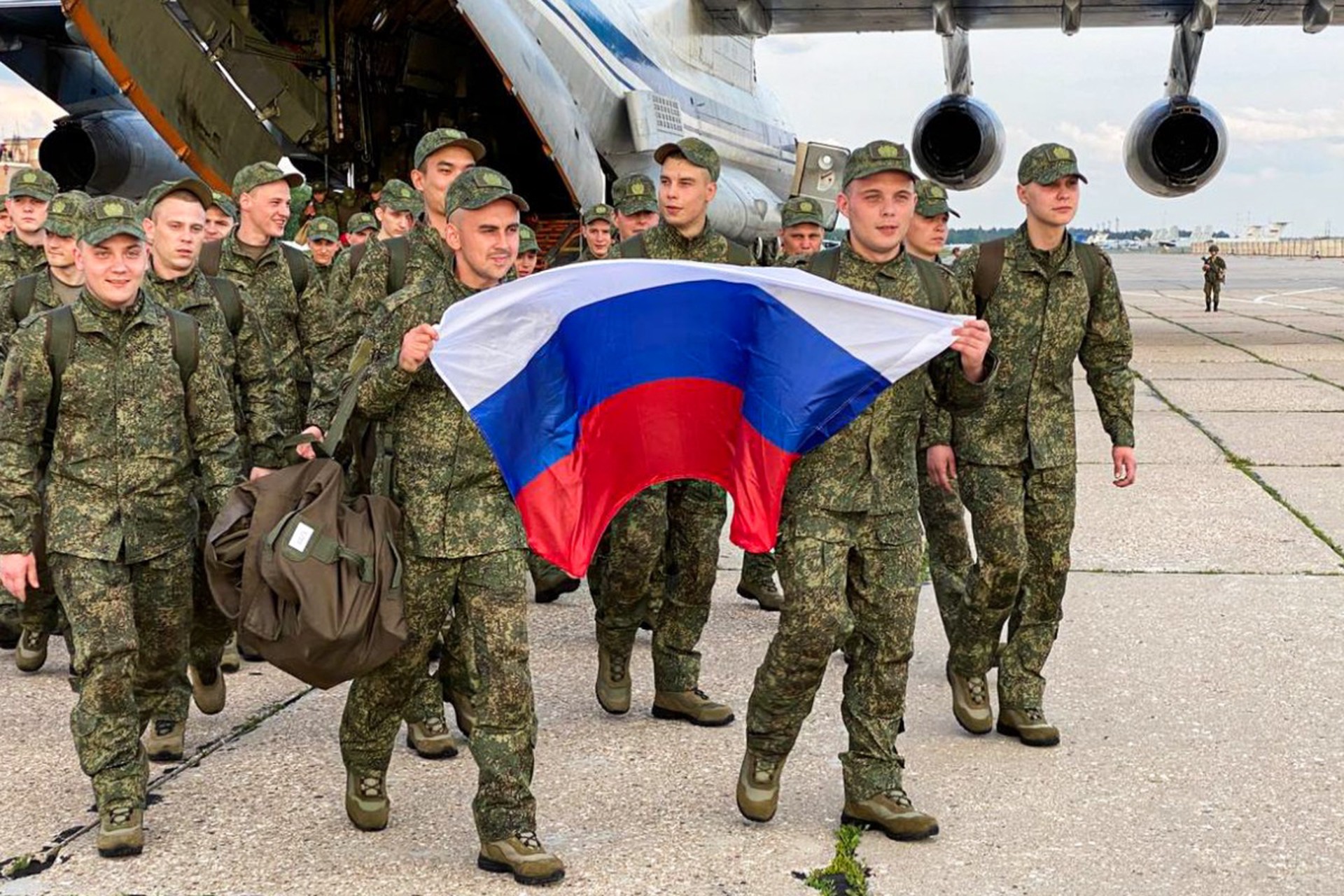 Минобороны РФ показало кадры с вернувшимися из плена военными