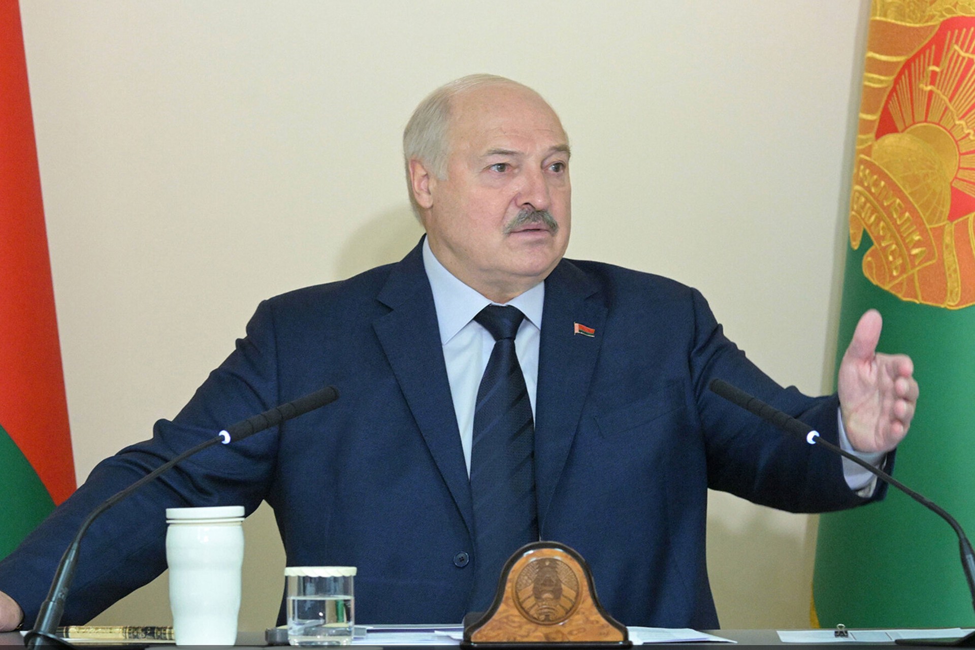 Лукашенко заявил, что народ «должен на эту власть молиться»