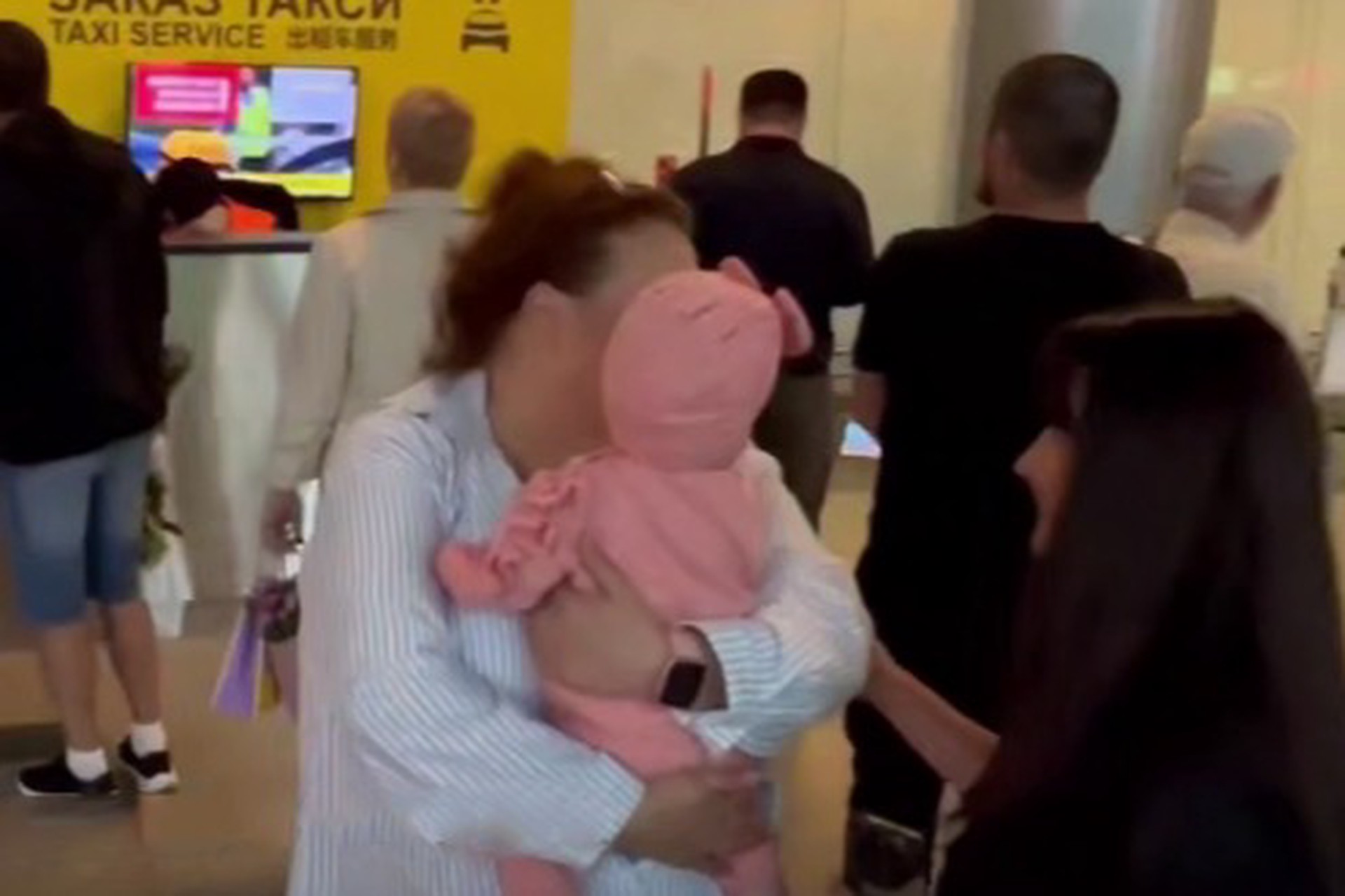Брошенную матерью в аэропорту Антальи девочку вернули в Россию