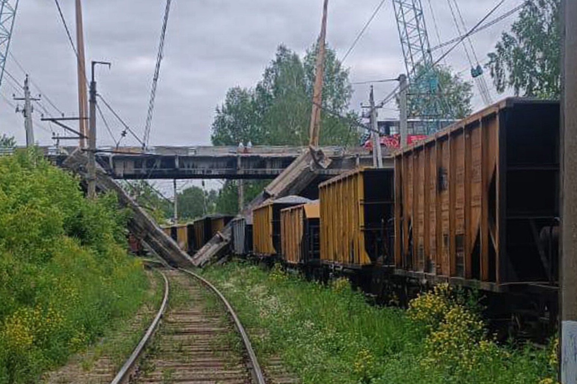 Бетонная балка раздавила вагон поезда в Прикамье