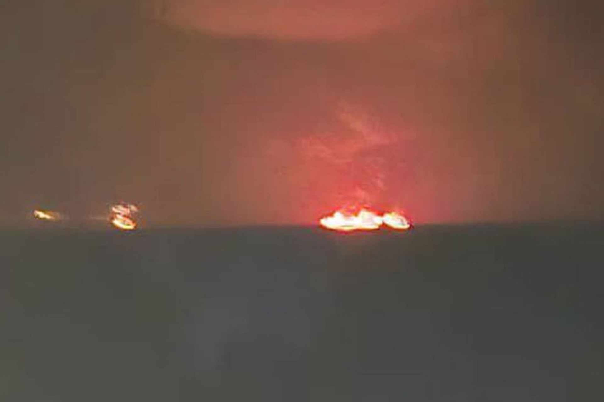 У побережья Ирана в Оманском заливе горят три корабля