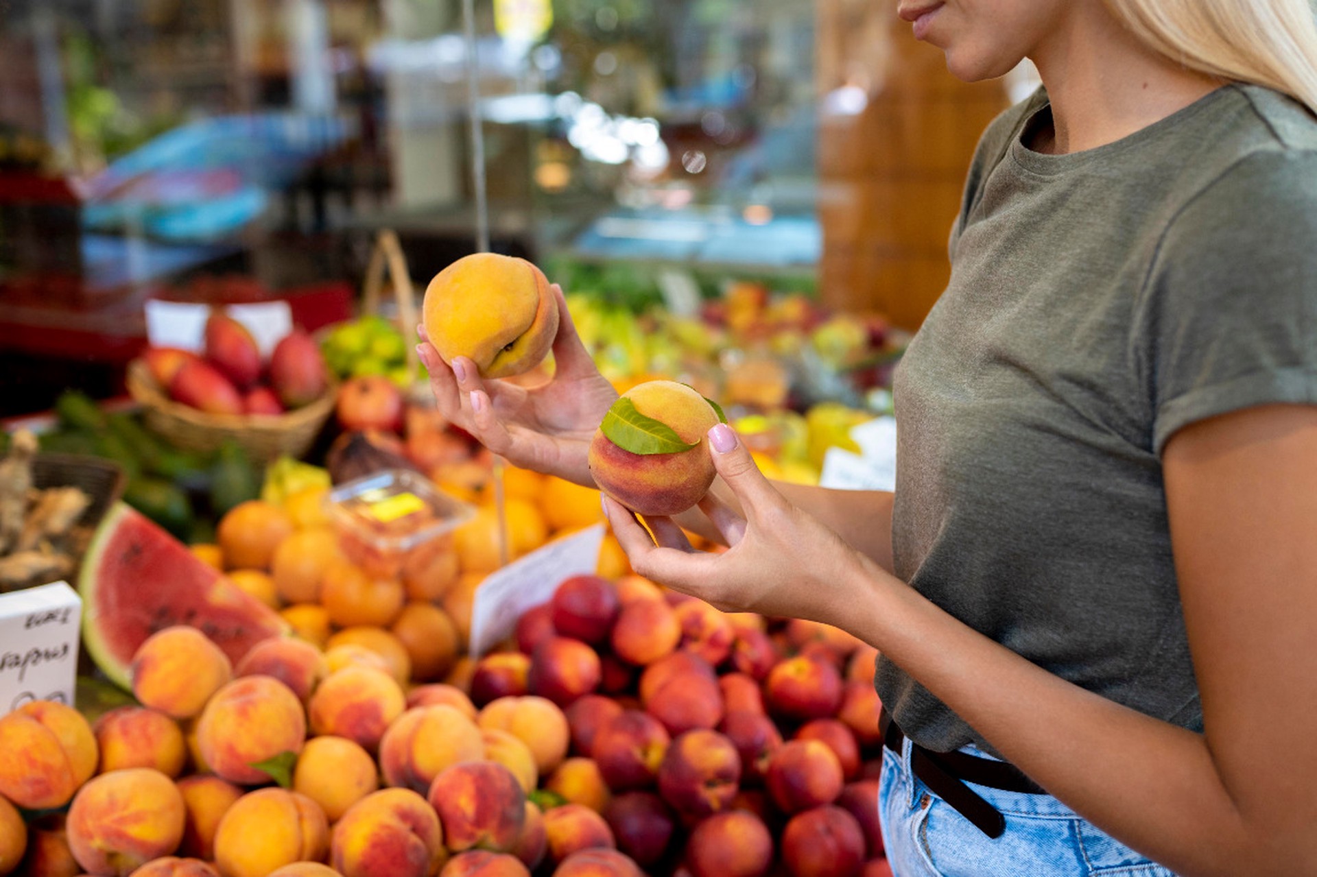 Россиянам напомнили о праве есть продукты до оплаты на кассе