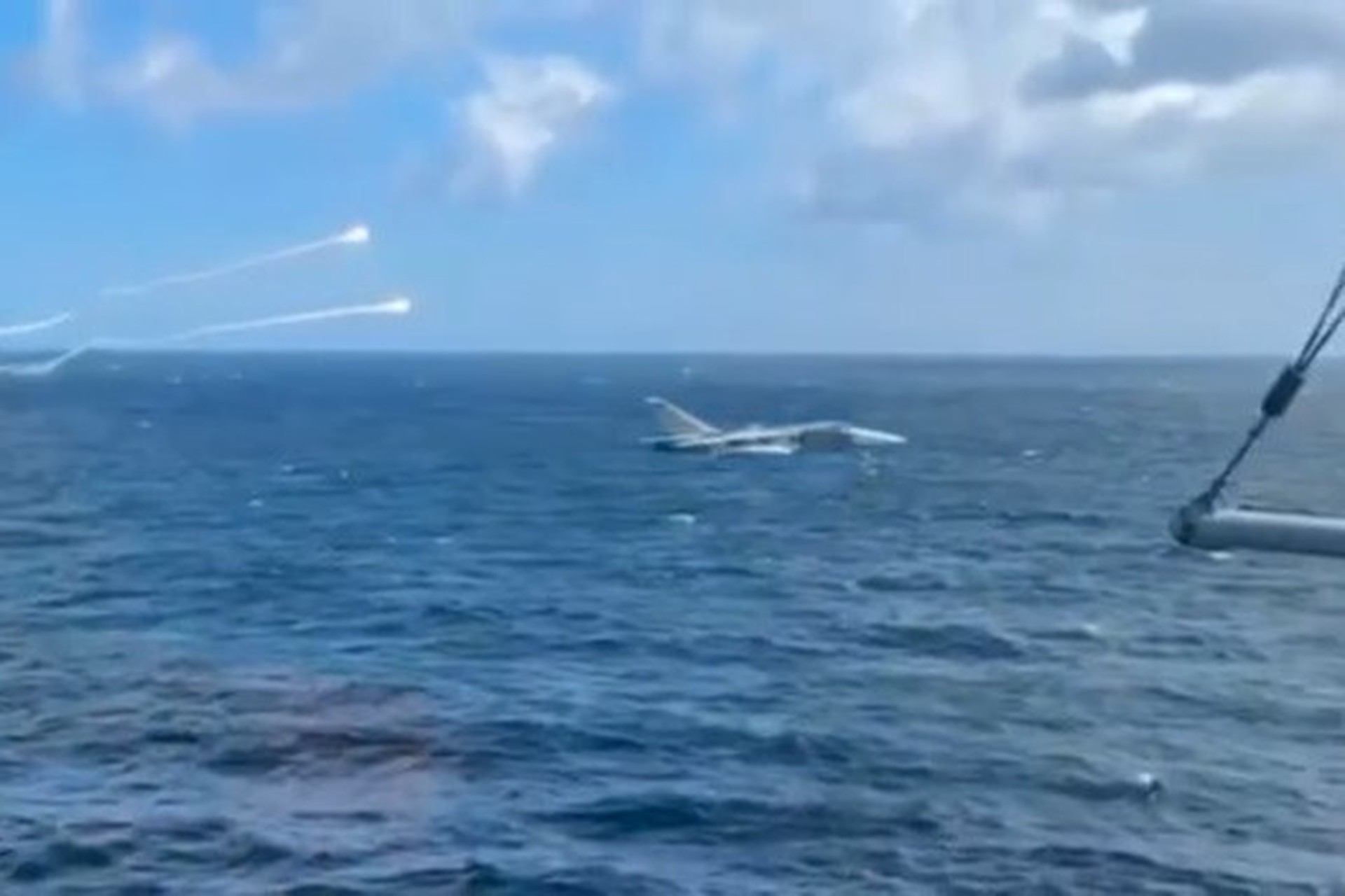 Российский Су-24 пролетел на сверхмалой вблизи корабля ВМС США в Балтийском море