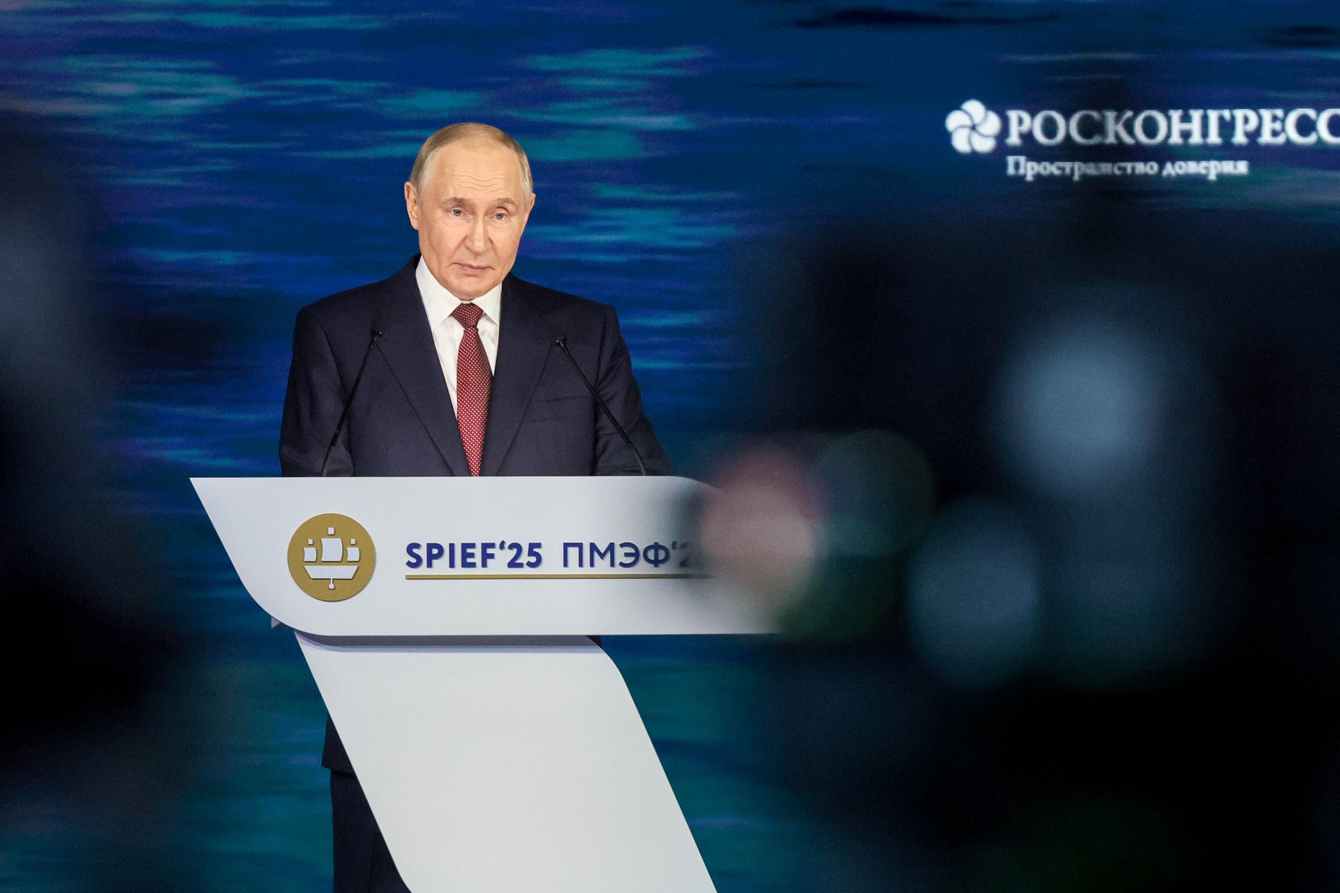 Путин предложил извлекать ценные компоненты из промышленных отходов