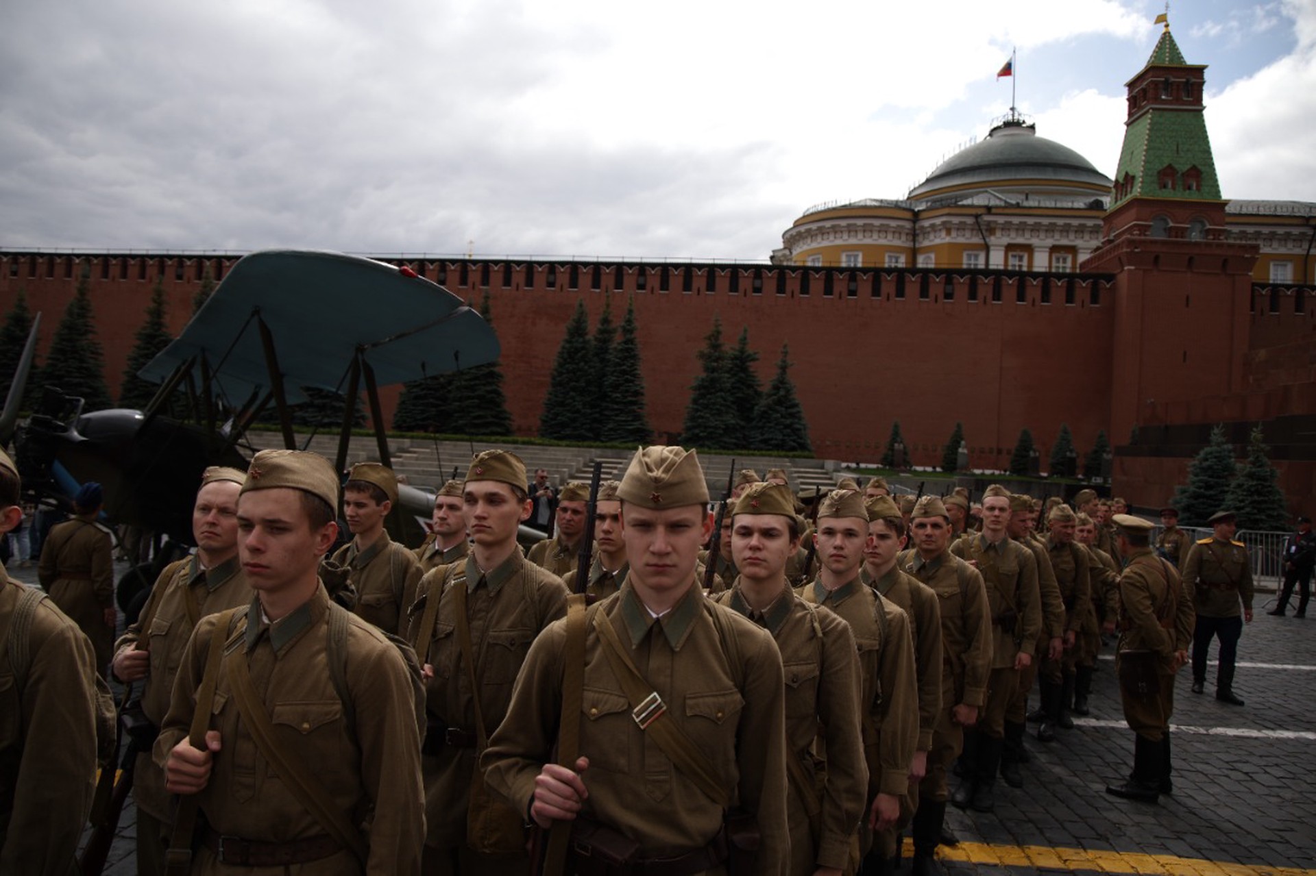 Военный эксперт объяснил отсутствие наземной техники на параде Победы в Москве