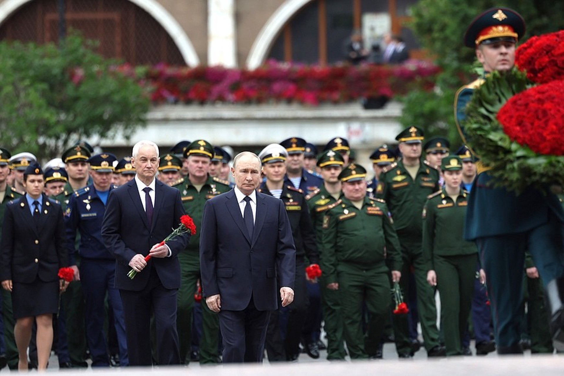Путин возложил цветы к Могиле Неизвестного Солдата в День памяти и скорби