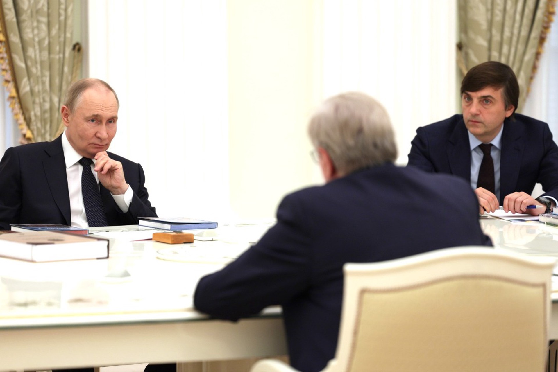 Путин поддержал идею об обязательном ЕГЭ по истории для гуманитариев