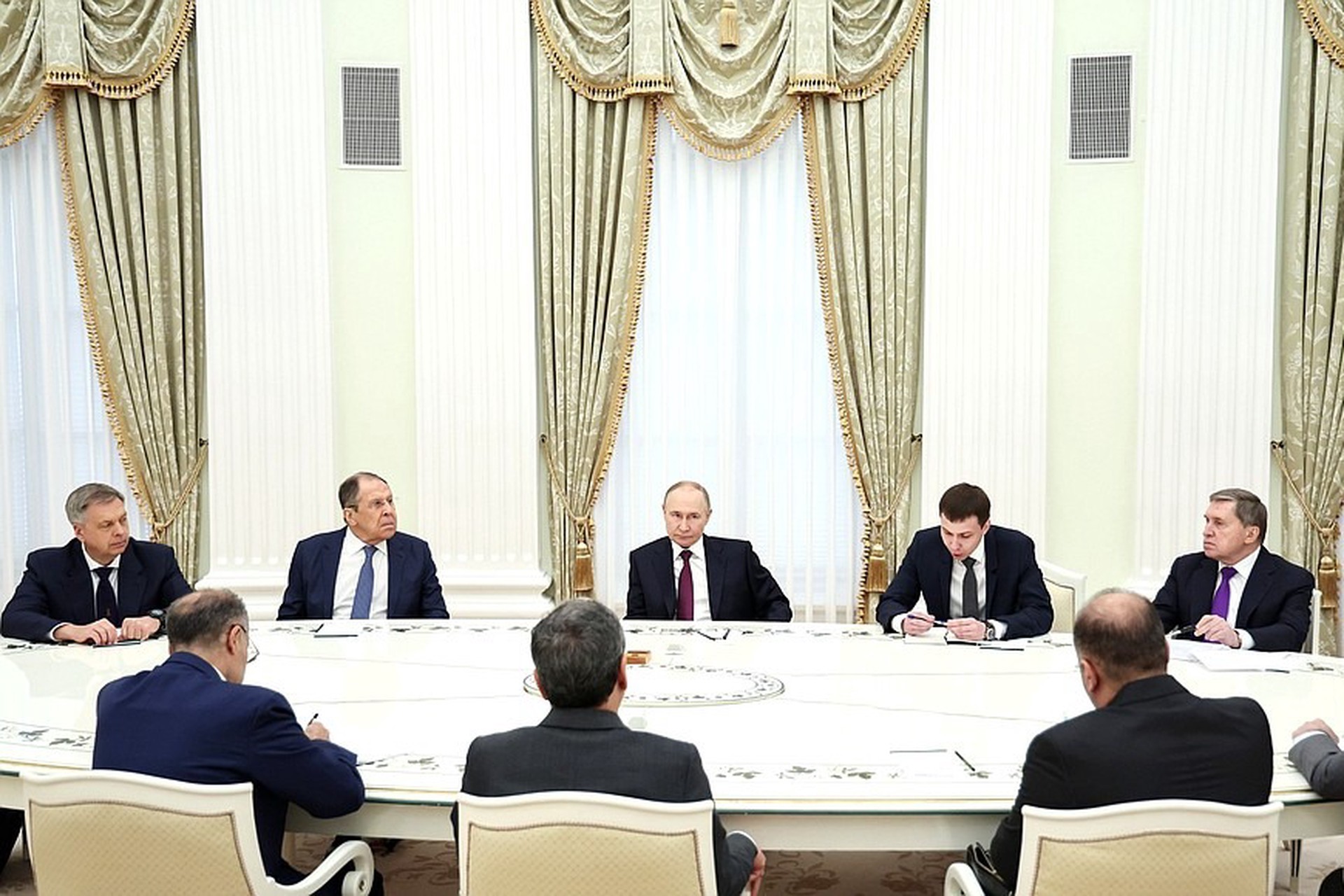 Путин обсудил с главой МИД Ирана мирное решение конфликта с Израилем