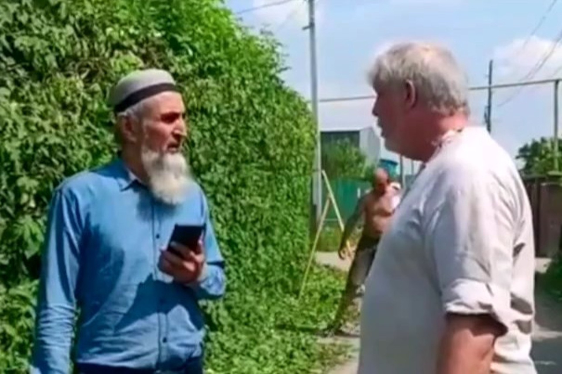 «Ты должен здесь ходить, прижав уши»: россиянин жестко поговорил с мигрантом