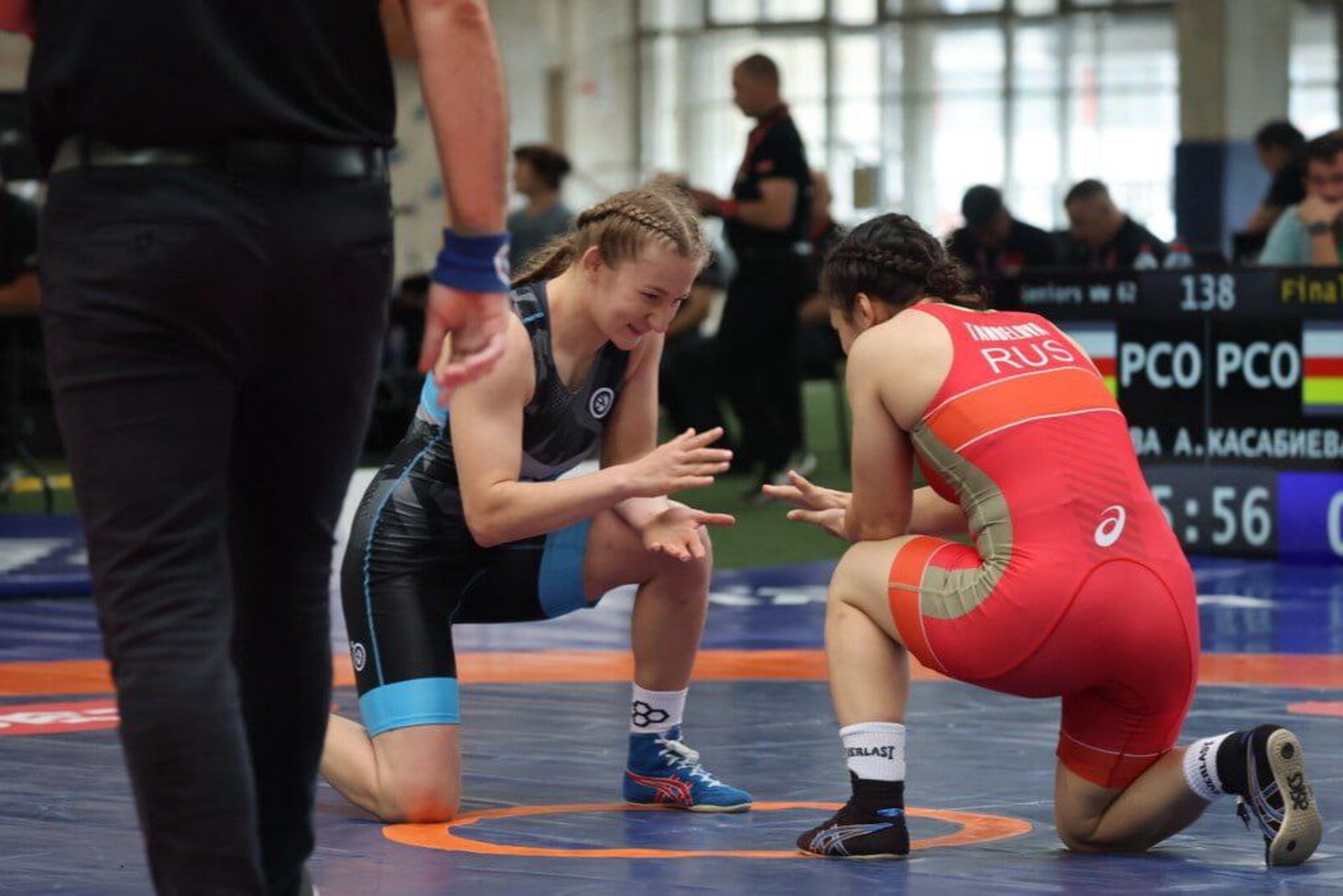 Участниц чемпионата России по борьбе Касабиеву и Танделову накажут за игру «Камень, ножницы, бумага»