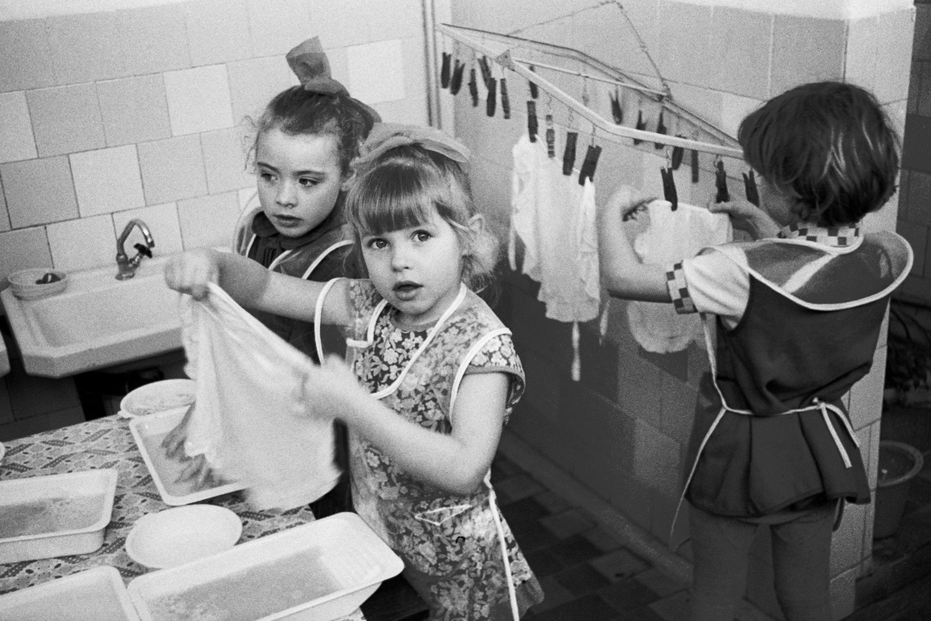 Роды в поле и стирка в корыте: явления советского быта, которые сегодня кажутся безумием