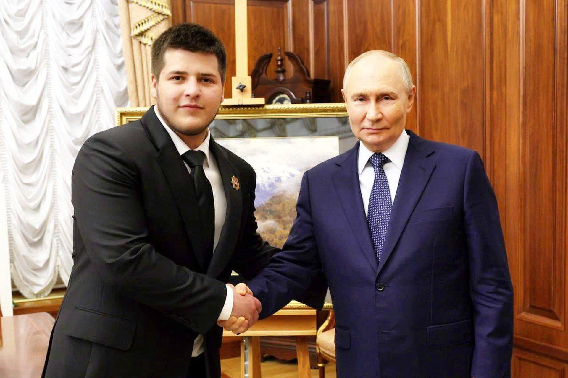 Владимир Путин встретился в Москве с Адамом Кадыровым накануне его свадьбы